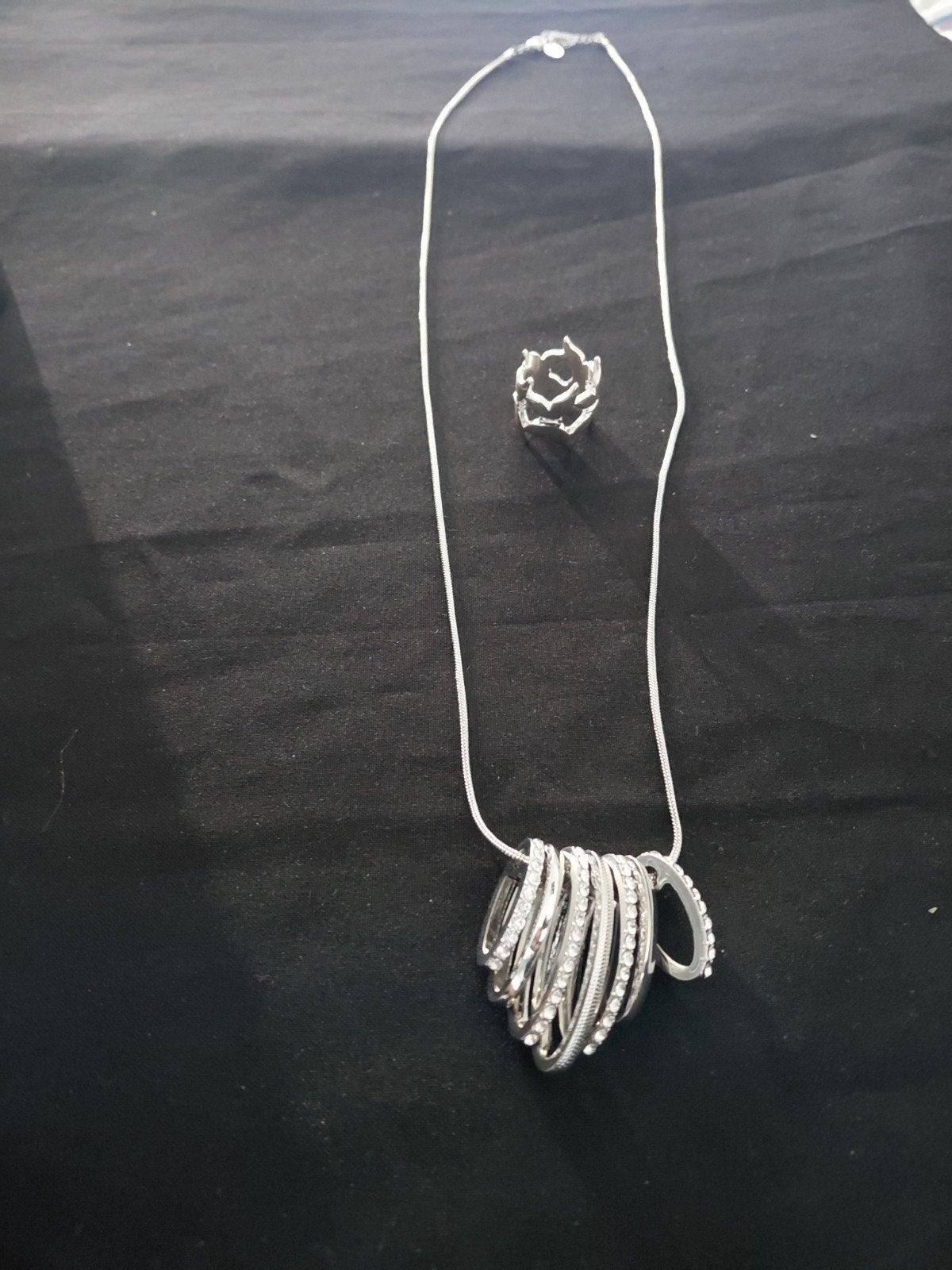Nieuwe zilverkleurige ketting met hanger en ring, Sieraden, Tassen en Uiterlijk, Ophalen, Overige materialen, Met hanger, Nieuw