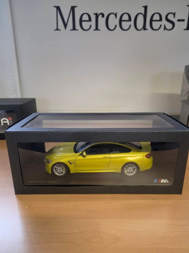 BMW M4 Coupé 1:18 Paragon Austin Yellow in doos, Ophalen of Verzenden, Zo goed als nieuw, Auto, Overige merken