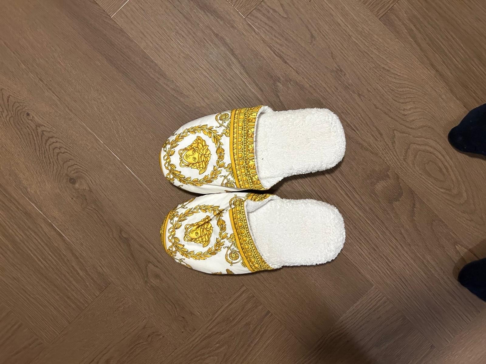 Versace Pantoffels - Zo Goed als Nieuw, Ophalen, Zo goed als nieuw, Wit, Pantoffels of Sloffen
