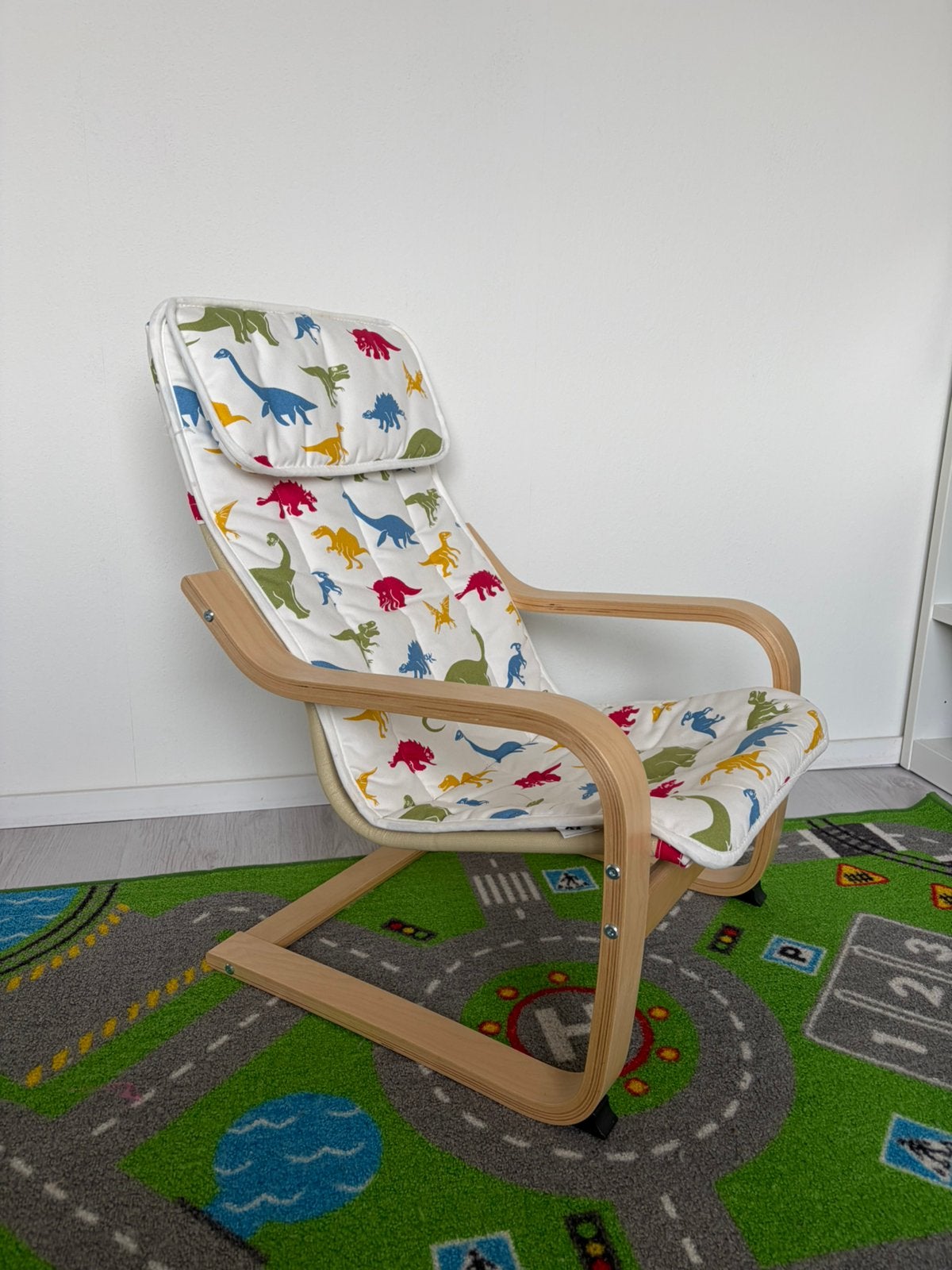 IKEA kinderfauteuil met dinosaurus kussen, Kinderen en Baby's, Kinderkamer | Tafels en Stoelen, Ophalen, Zo goed als nieuw, Stoel(en)