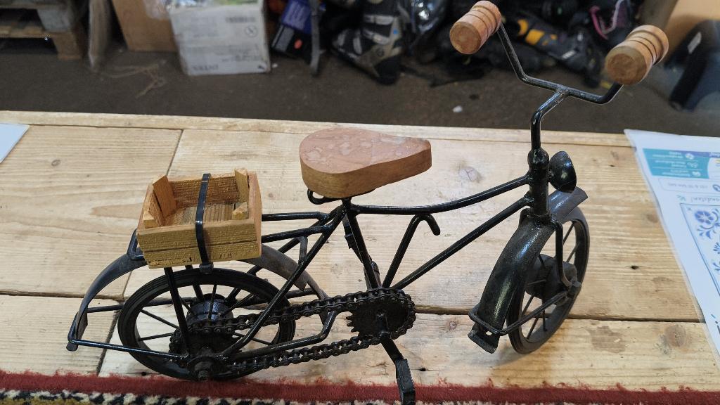Decoratieve metalen fiets met bakje, Ophalen of Verzenden, Zo goed als nieuw, Mens