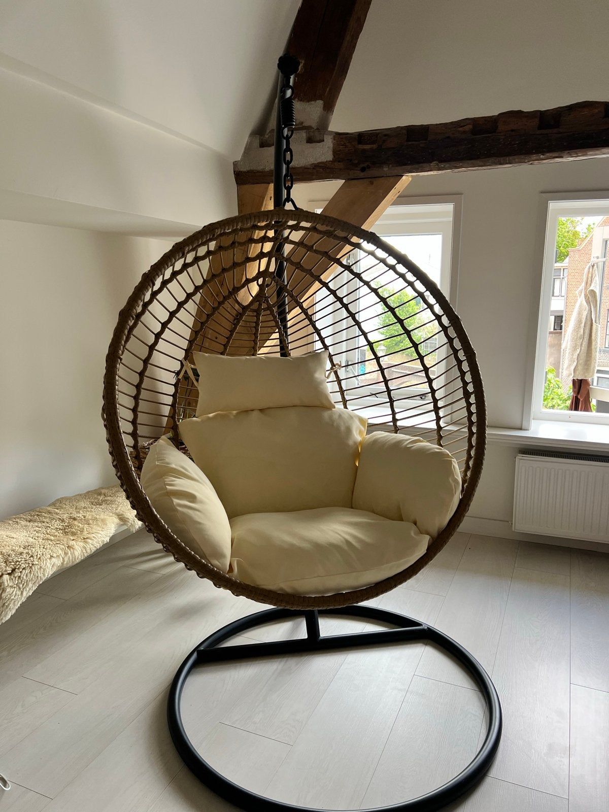 Rotan hangstoel met standaard en kussens, Huis en Inrichting, Stoelen, Ophalen, Bruin, Riet of Rotan, Zo goed als nieuw