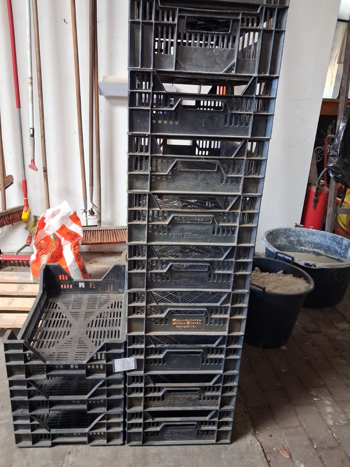 Zwarte kunststof kratten, Ophalen, Gebruikt, 40 tot 60 cm, 50 tot 75 cm