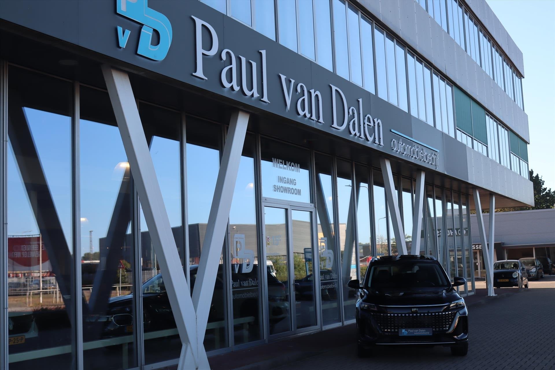 Dfsk E5 1.5 PHEV AUTOMAAT 7 PERS. Panodak | Navi Carplay | W, Automaat, 4 cilinders, Zwart, Bedrijf