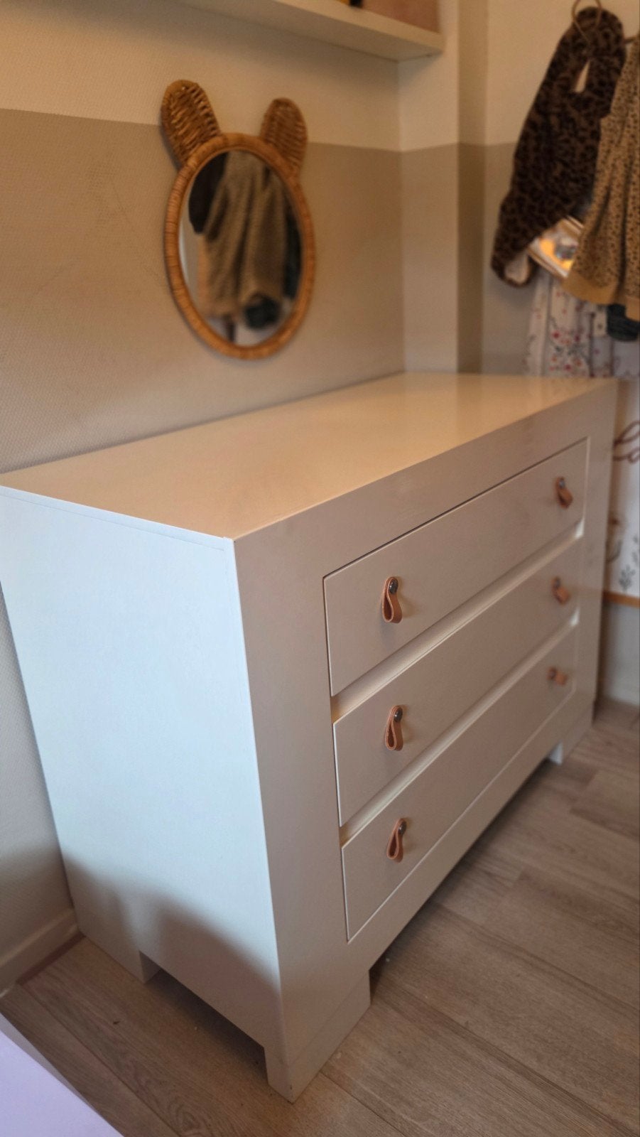 Commode in prima staat met leren handvaten, Ophalen