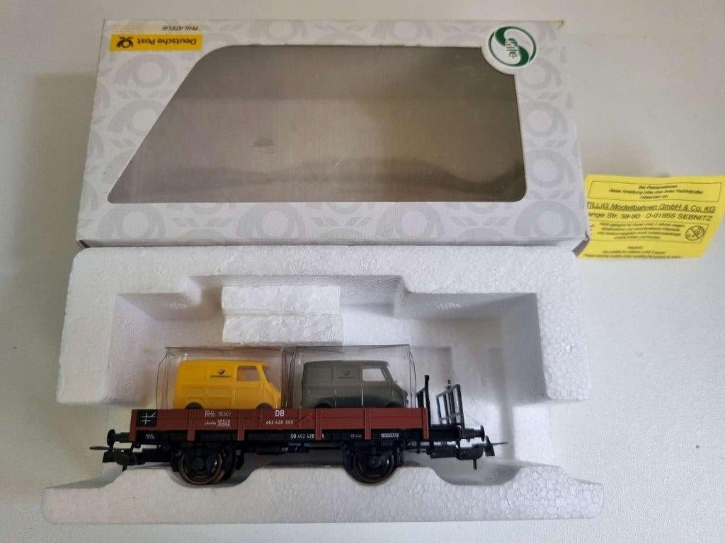 Tillig 78835 - Goederenwagon met 2 auto's, van de DB, Hobby en Vrije tijd, Modeltreinen | H0, Overige merken, Gelijkstroom, Wagon