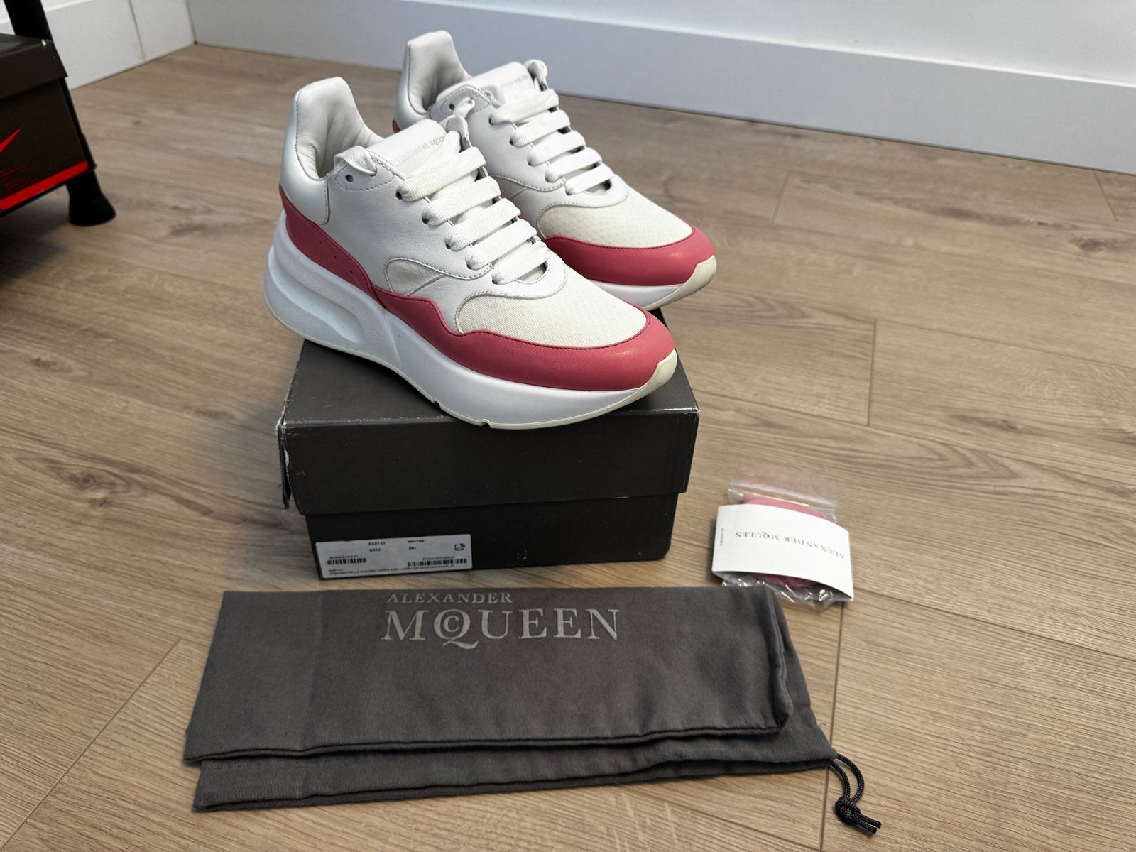 Alexander McQueen nieuw Oversized runner wit roze maat 39, Kleding | Dames, Wit, Nieuw, Ophalen of Verzenden, Sneakers of Gympen