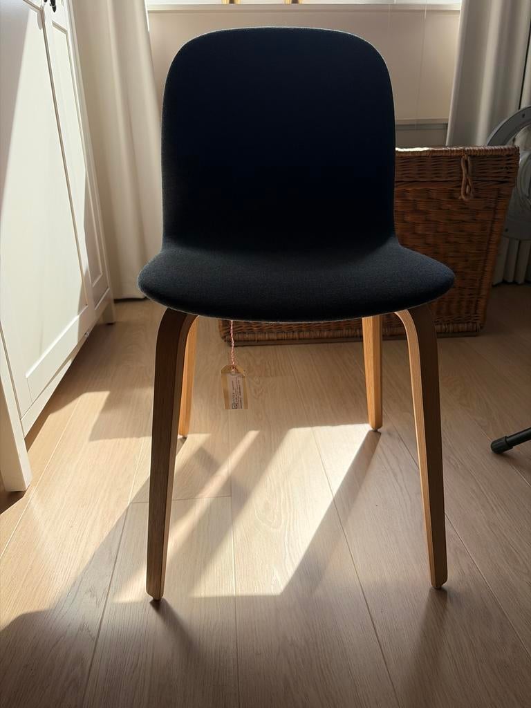 Muuto stoel - Blauw met houten poten, Blauw, Ophalen of Verzenden, Zo goed als nieuw, Eén