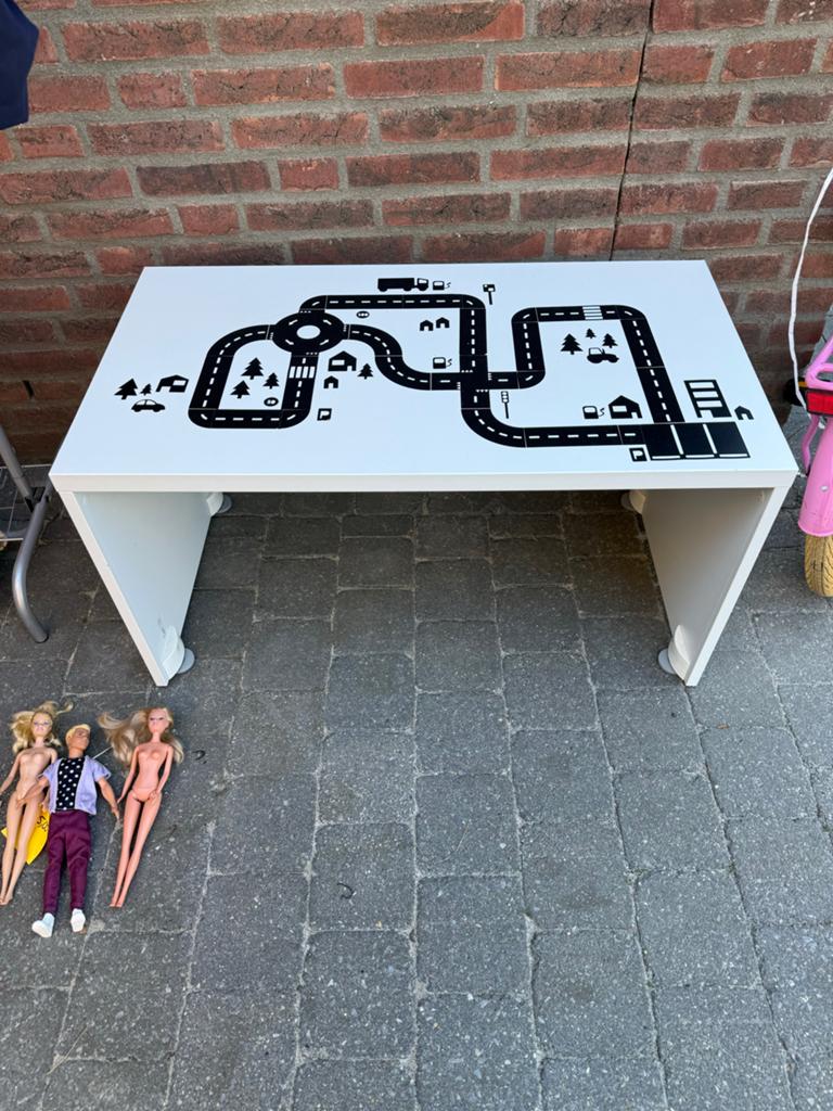 IKEA stuva tafel bureau met bestickering - speeltafel, Kinderen en Baby's, Kinderkamer | Tafels en Stoelen, Ophalen, Zo goed als nieuw