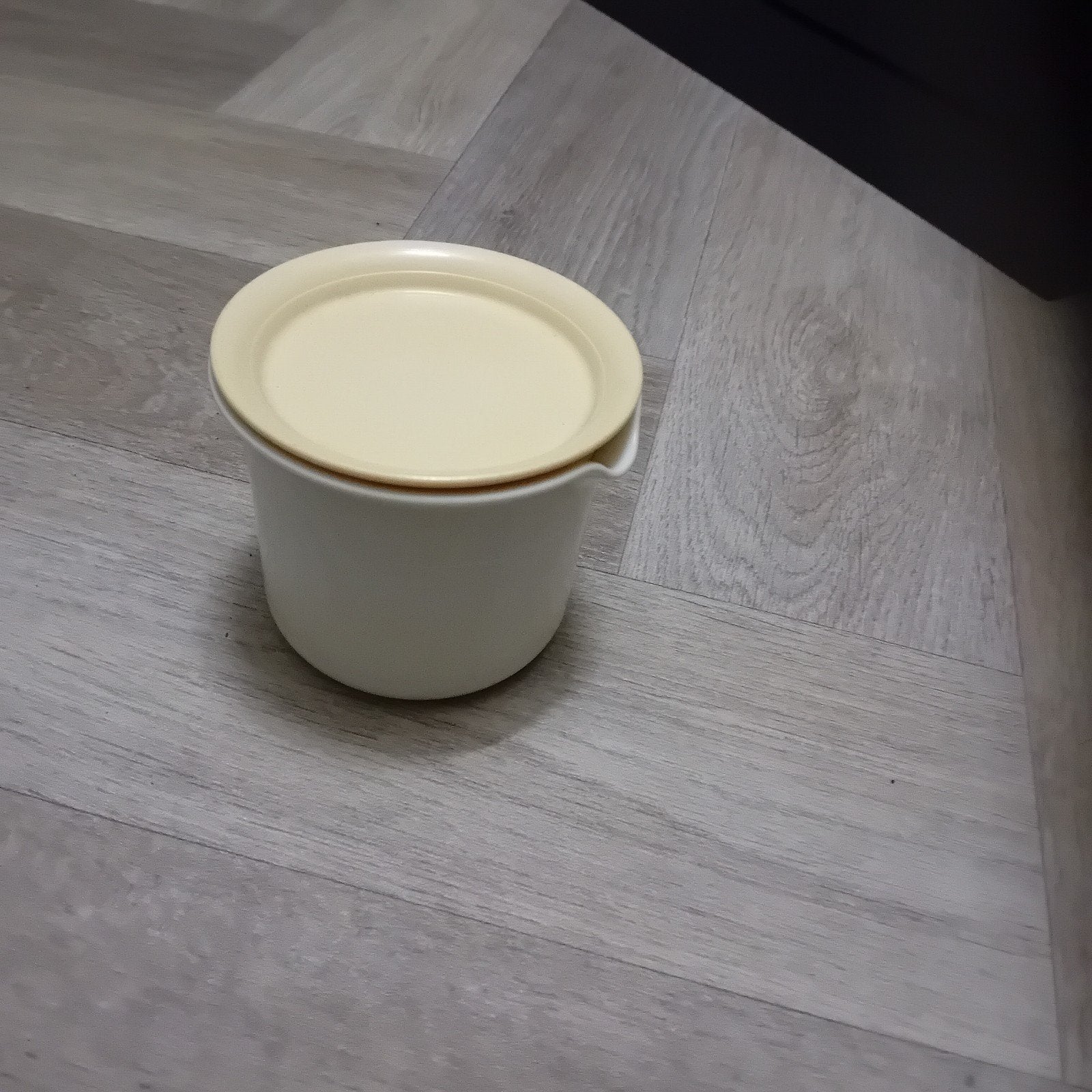 Tupperware beker/kan met deksel - Crème/Geel, Huis en Inrichting, Keuken | Tupperware, Gebruikt, Beker of Kan, Ophalen of Verzenden