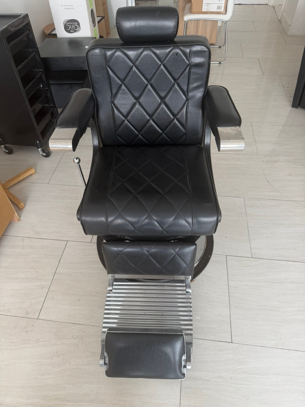 : 2 nieuwe professionele barberstoelen / kappersstoelen