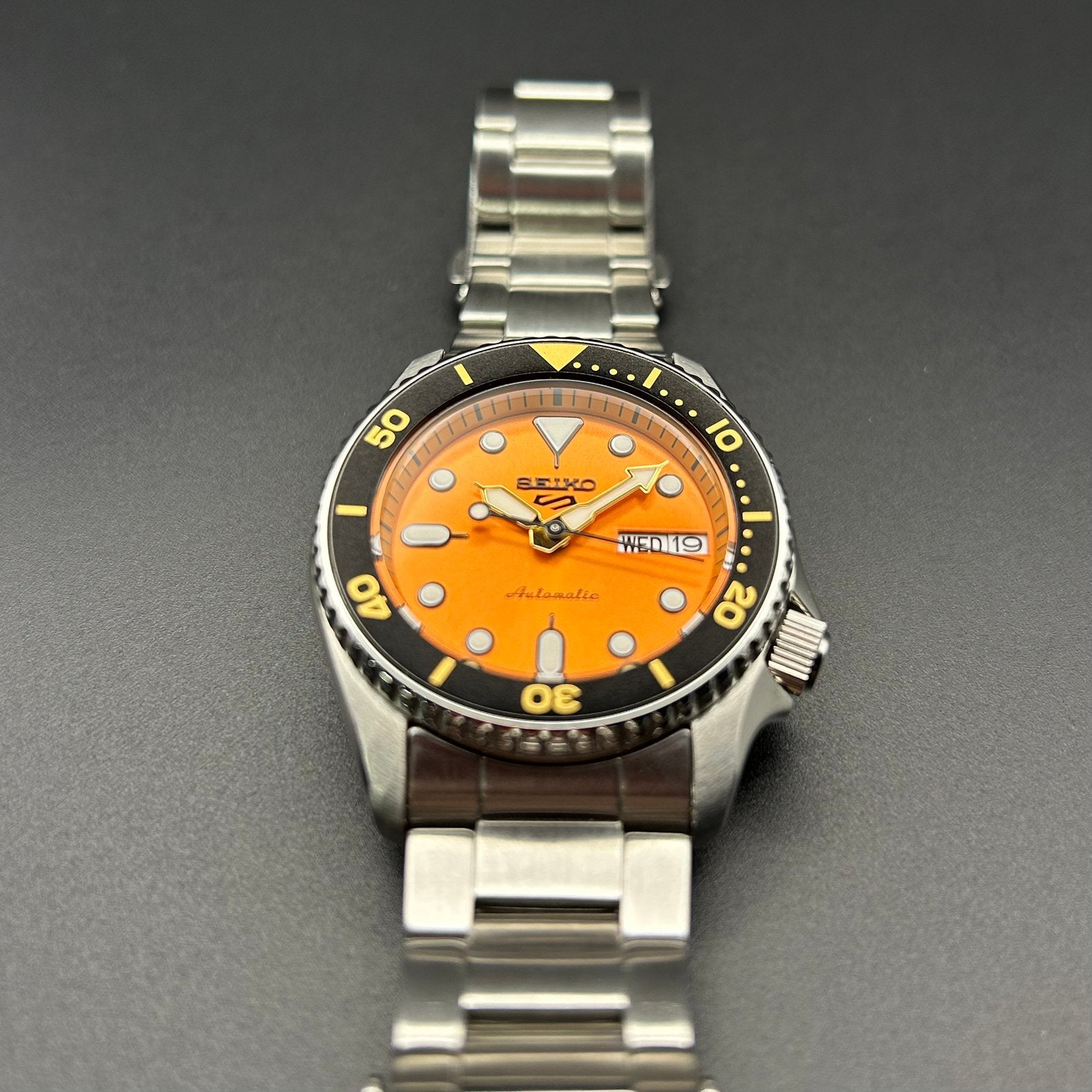 Seiko SRPK35K1 Seiko 5 Sports Automaat Oranje Dial |Full Set, Staal, Polshorloge, Ophalen of Verzenden, Zo goed als nieuw