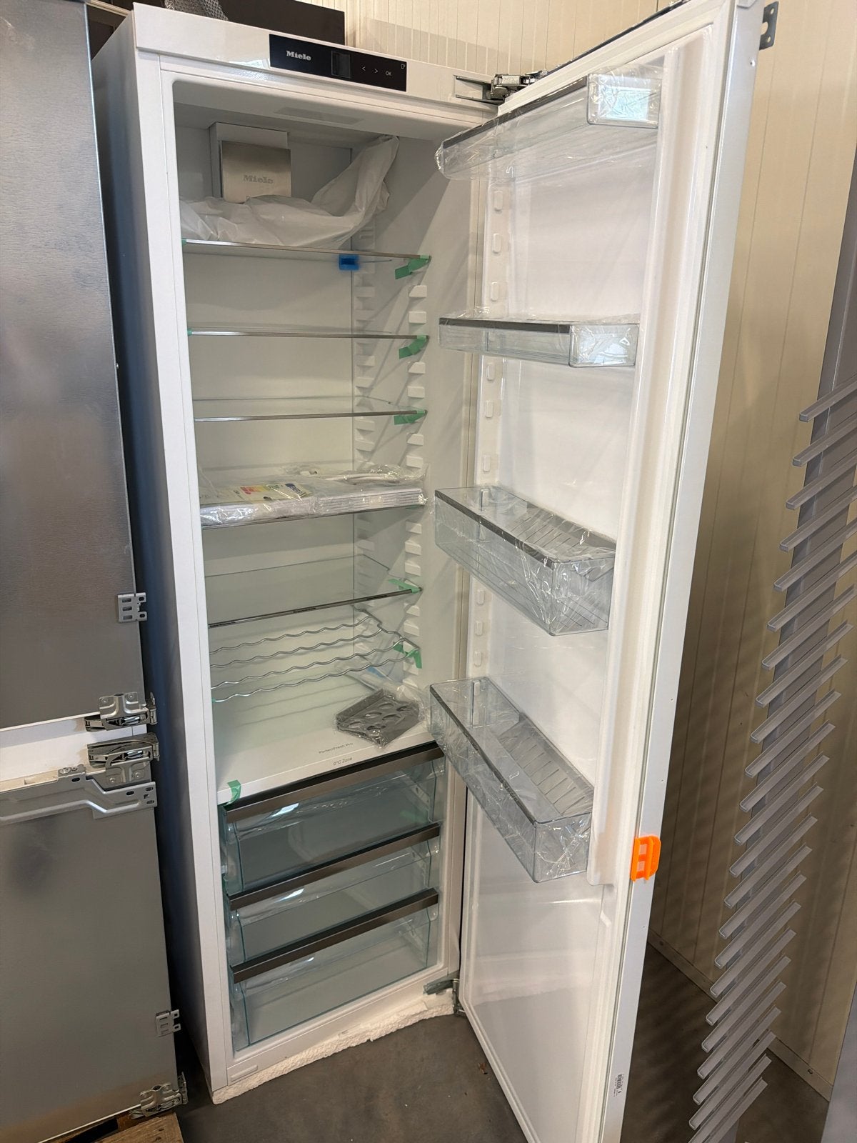 Miele K 7743 E inbouw koelkast met deukje nieuw, Ophalen, Zonder vriesvak, 200 liter of meer, 160 cm of meer