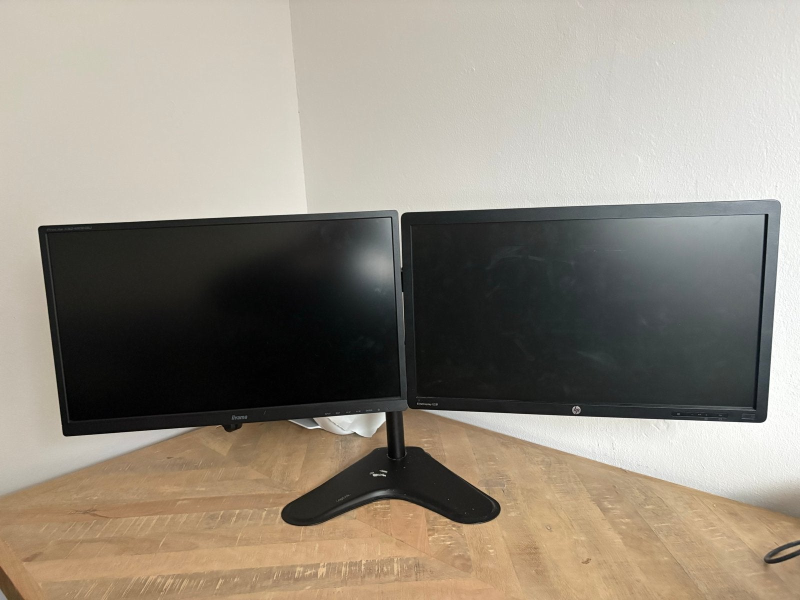 Dubbele Monitor Setup: HP E231 & Iiyama ProLite XB2483HSU, Computers en Software, Ophalen, Gebruikt, In hoogte verstelbaar, VA