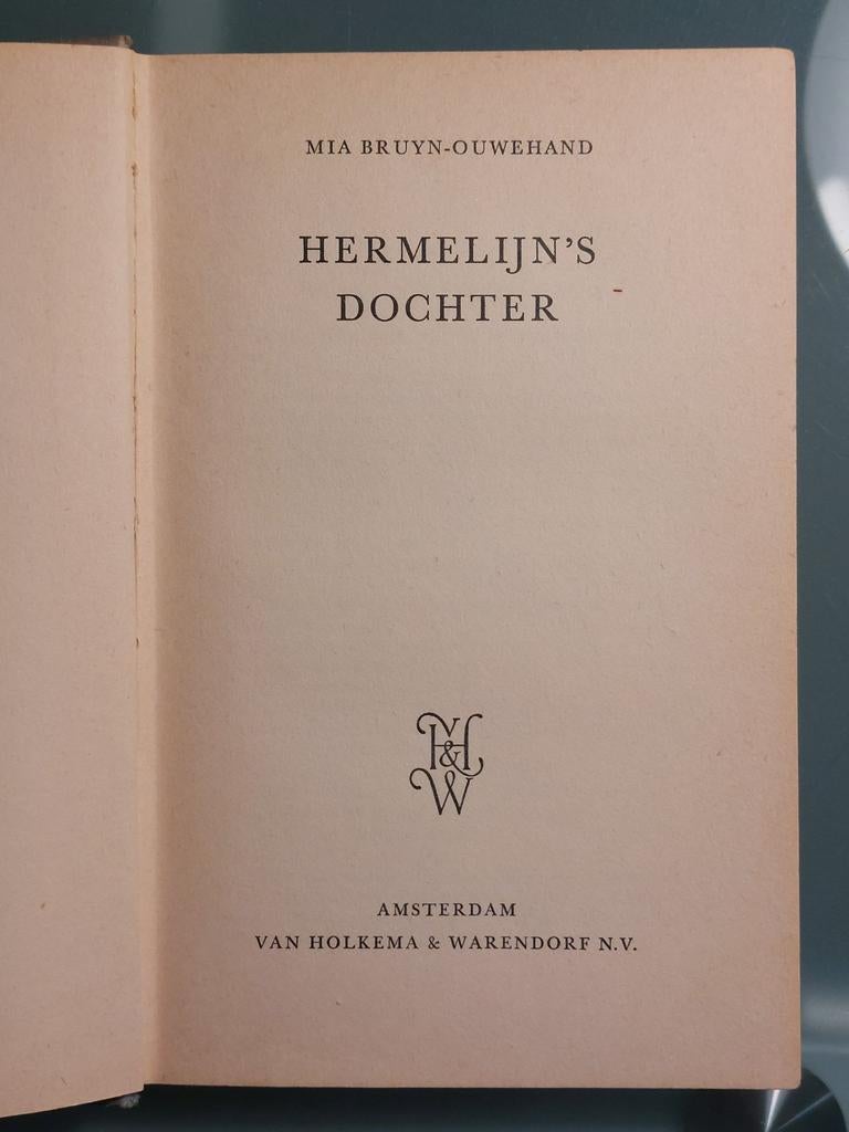 Hermelijn's Dochter - Mia Bruyn-Ouwehand (Vintage Boek), Ophalen of Verzenden, Gelezen, Mia Bruyn-Ouwehand, Nederland