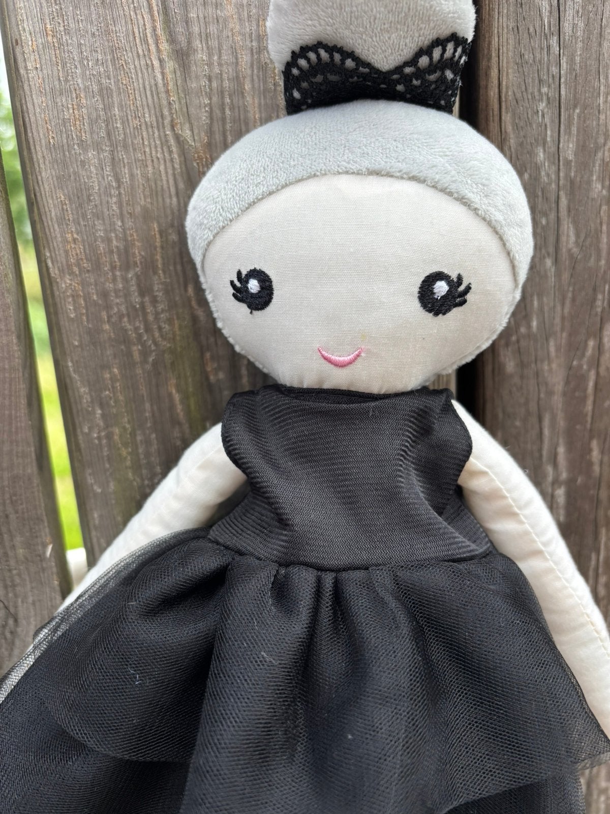 Peluche doudou poupee tissu robe noire zeeman 42 cm, Verzenden