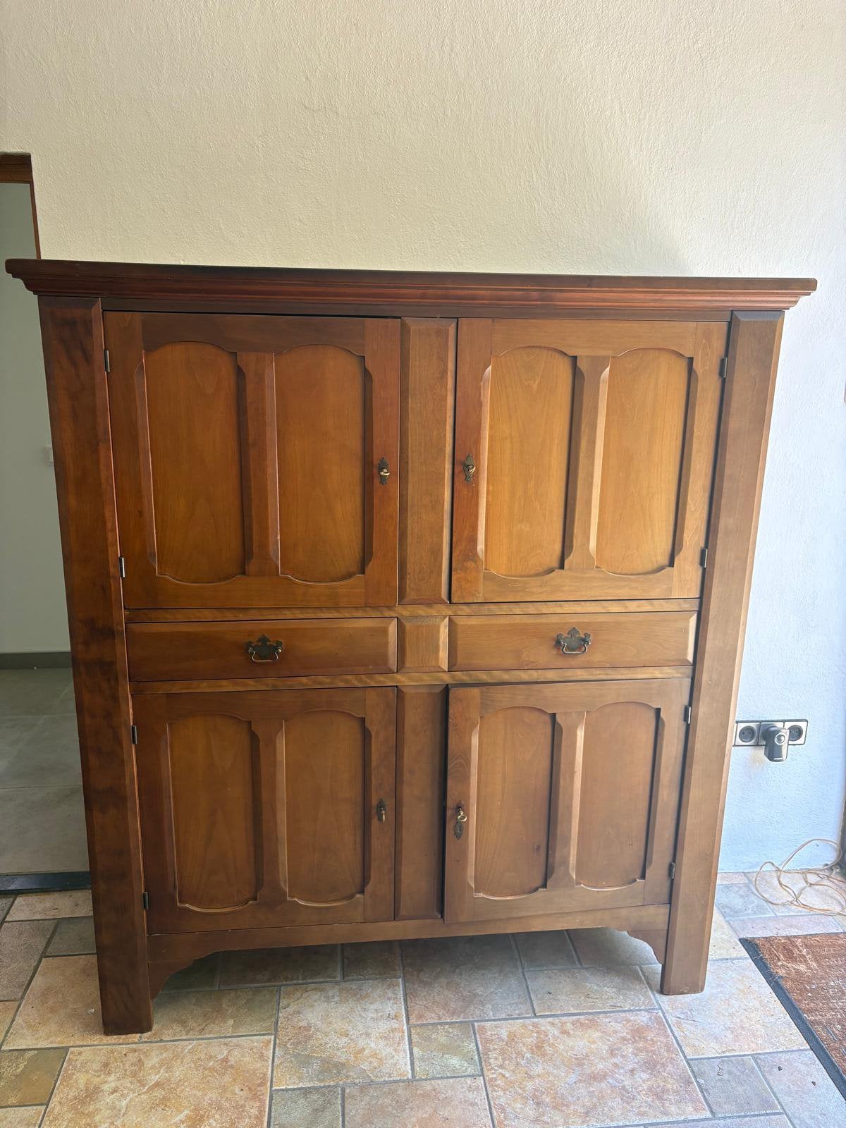 Grote houten kast, Ophalen
