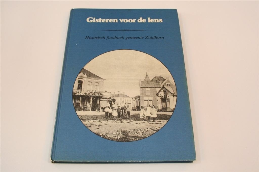 Gisteren voor de Lens [1983] — Fotoboek Zuidhorn, Boeken, Ophalen of Verzenden, Gelezen