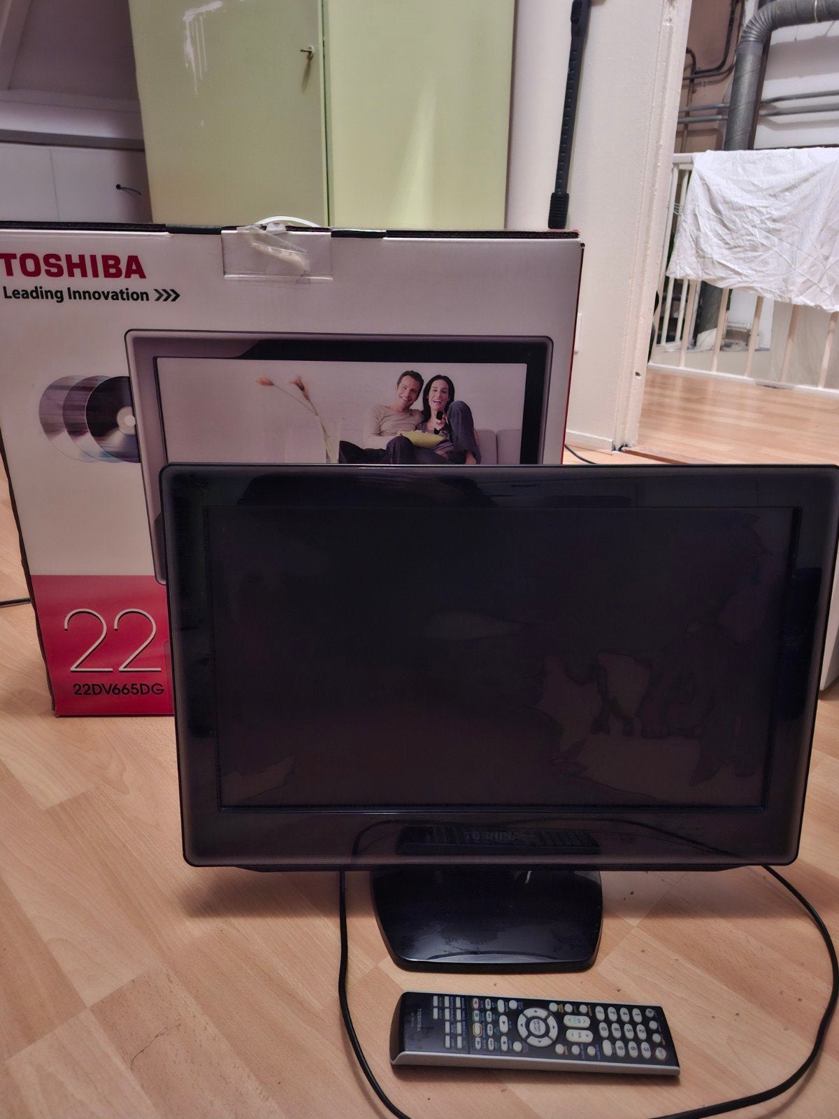 Toshiba 22DV665DG LCD TV/DVD Combi met muurbeugel, Audio, Tv en Foto, 50 Hz, Ophalen of Verzenden, 40 tot 60 cm, Gebruikt