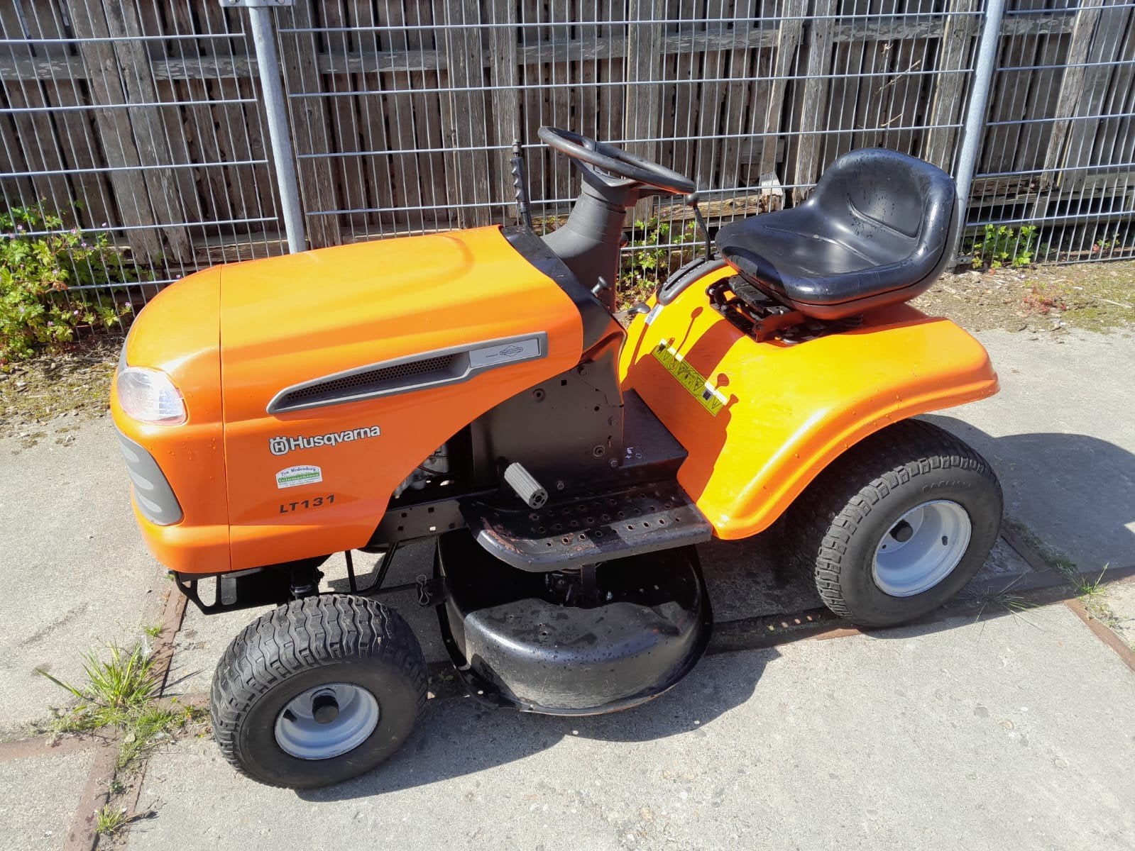 Nette Husqvarna LT131 (nieuw dek 2022), Tuin en Terras, Zitmaaiers, Ophalen, Gebruikt, Versnellingen, 90 tot 120 cm