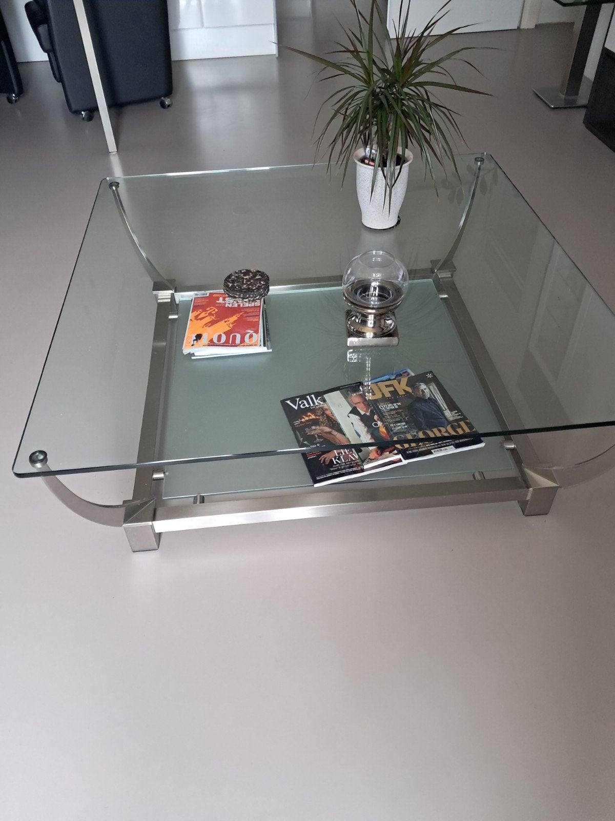Moderne glazen salontafel met metalen onderstel, Ophalen, 50 tot 100 cm, Vierkant, 50 tot 100 cm