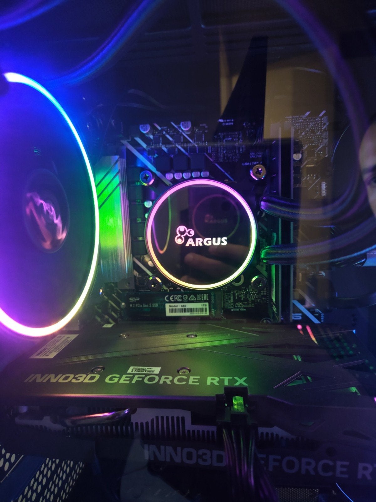 Foto 5 van Gaming PC met RGB verlichting en RTX 4060 grafische kaart