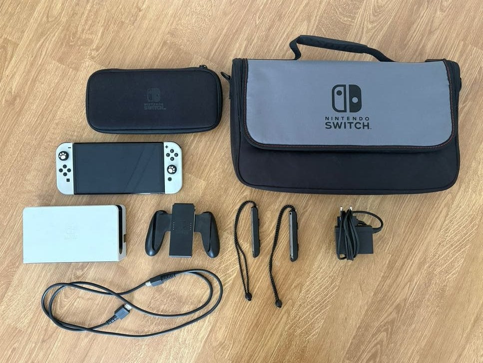 Nintendo Switch OLED met accessoires en draagtas, Spelcomputers en Games, Ophalen, Zo goed als nieuw, Met 2 controllers, Switch OLED