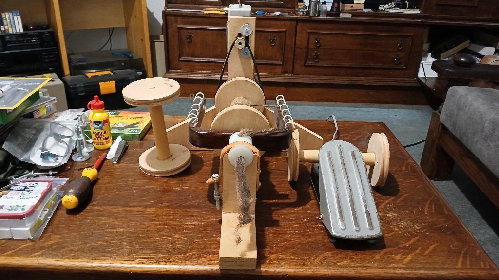 Electrisch spinnewiel met 3 klossen, Hobby en Vrije tijd, Spinnewielen en Spinnen, Ophalen of Verzenden, Gebruikt, Spinnewiel