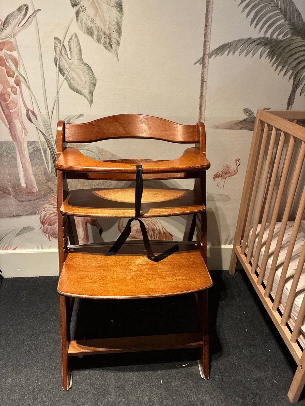 Walnootkleurige houten kinderstoel van Hauck, Kinderen en Baby's, Ophalen of Verzenden, Gebruikt, Meegroeistoel, Gordel(s)