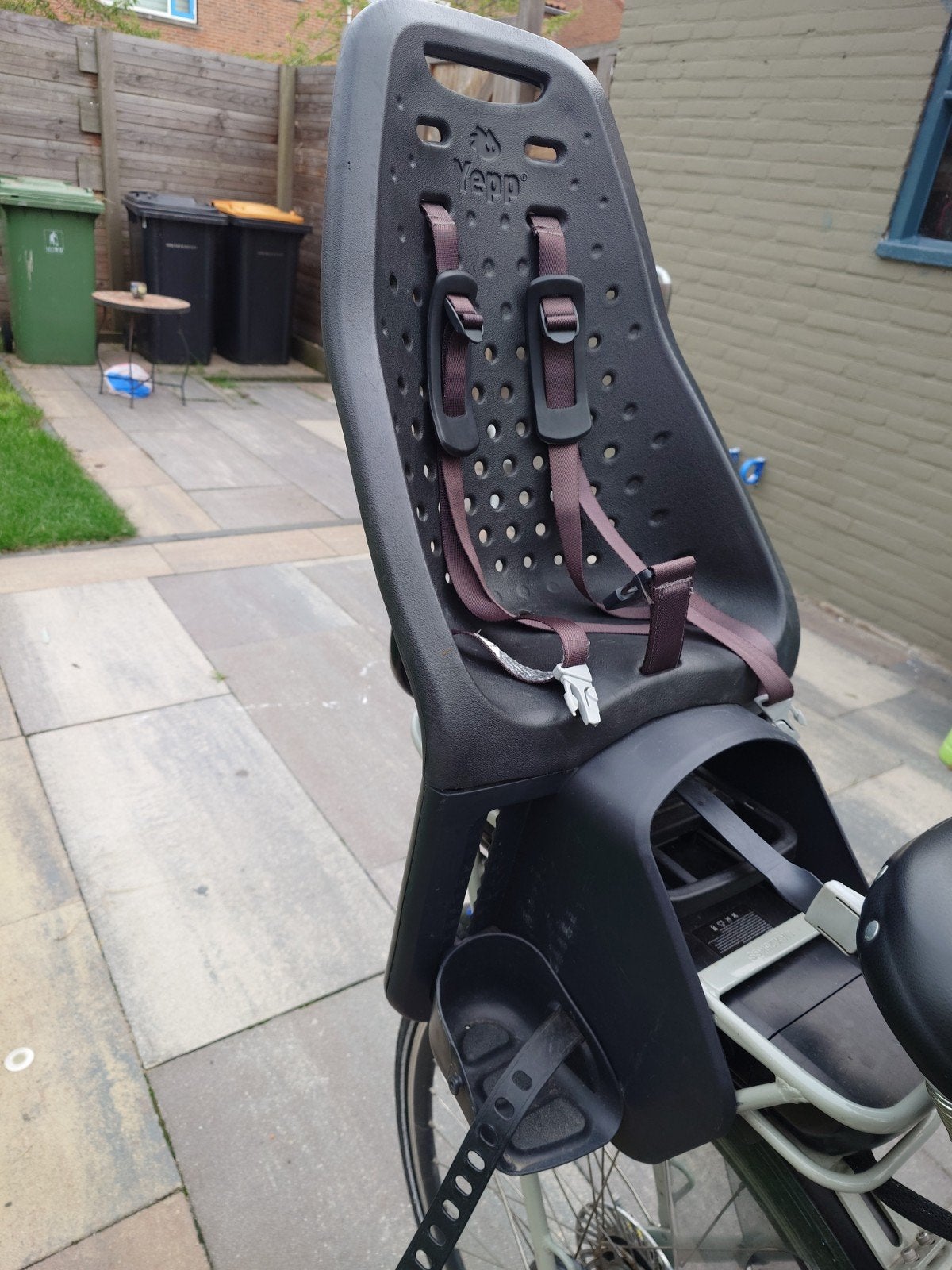 Thule Yepp Maxi Achterzitje met EasyFit Adapter, Fietsen en Brommers, Ophalen, Achterzitje, Gebruikt, Voetsteuntjes