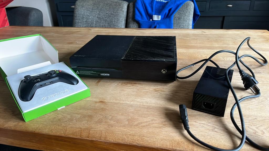 Xbox One + controller, Spelcomputers en Games, Spelcomputers | Xbox One, Xbox One, Ophalen of Verzenden, Zo goed als nieuw, 1 TB