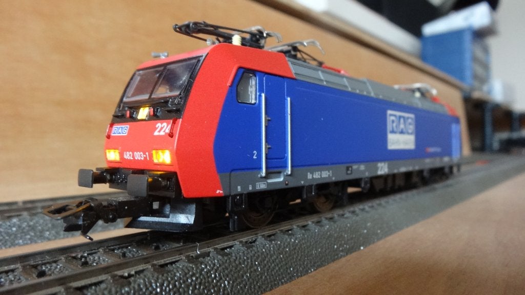 TWEE Zwitserse MARKLIN locs met gratis schuifwandwagon, Hobby en Vrije tijd, Modeltreinen | H0, Wisselstroom, Gebruikt, Locomotief