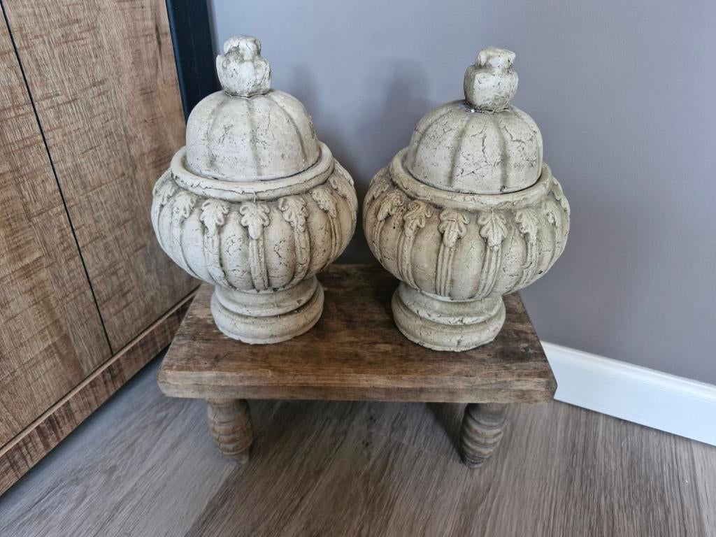 2 leuke stenen potten.  Ongeveer 24 cm hoog, Ophalen