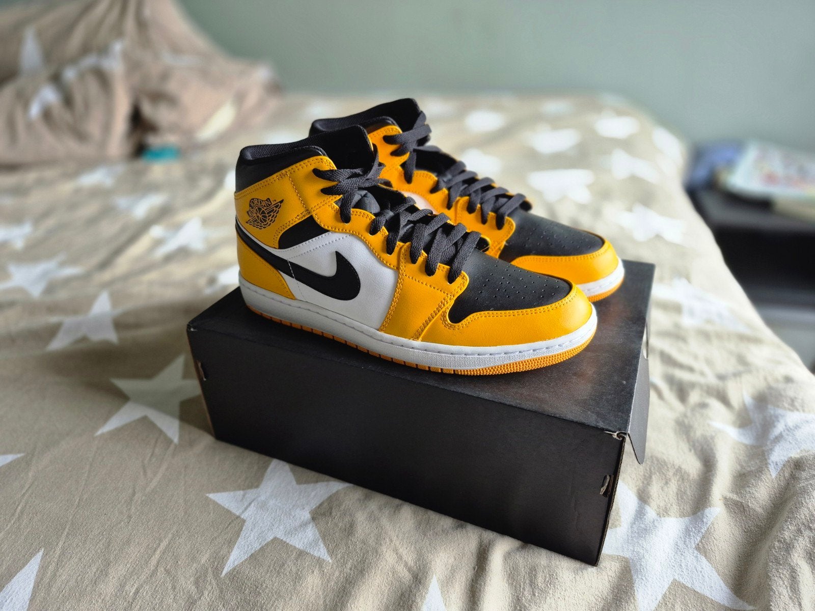 Nike Air Jordan 1 Mid Taxi Zwart Geel Wit US10 NIEUW, Zwart, Nieuw, Ophalen of Verzenden, Sneakers of Gympen