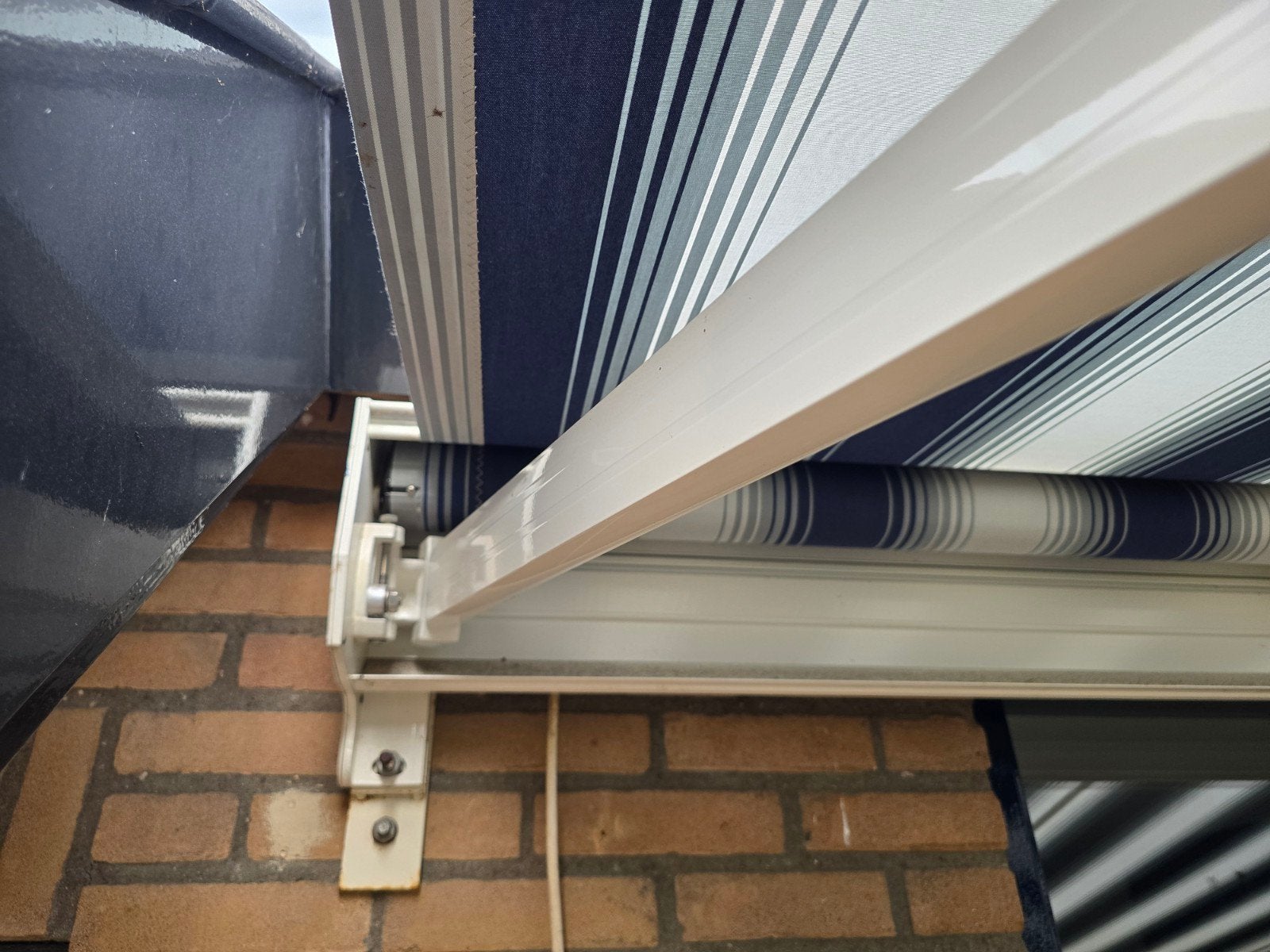 Foto 4 van Elektrisch knikarmscherm - Blauw/wit gestreept