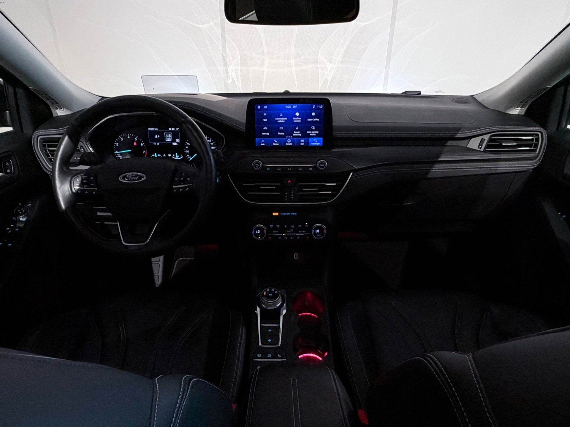 Ford Focus 1.5 Vignale AUT 182 /ACC/PANO/Sfeer/HeadUp/KeyLes, Gebruikt, Euro 6, 1435 kg, Zwart
