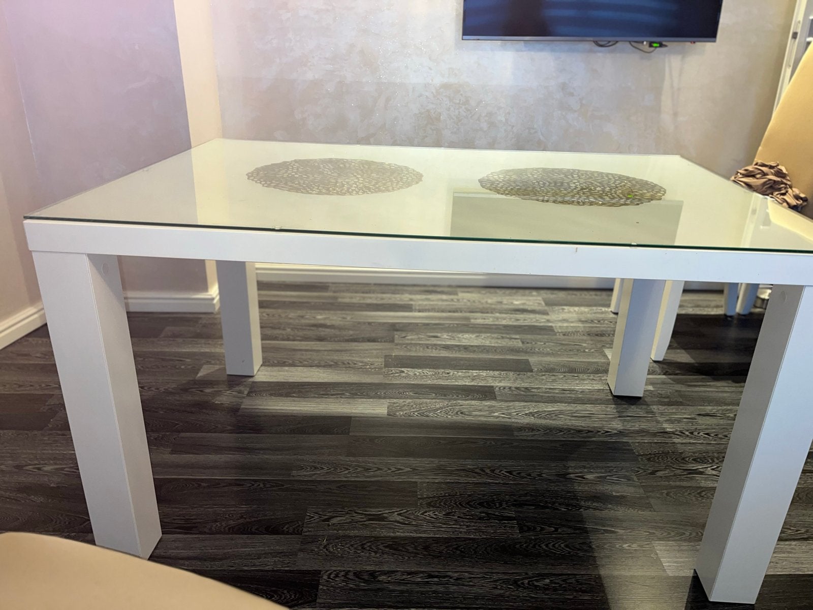 Witte eettafel met glazen plaat (135x90x75cm), Huis en Inrichting, Tafels | Eettafels, Ophalen, 100 tot 150 cm, 50 tot 100 cm