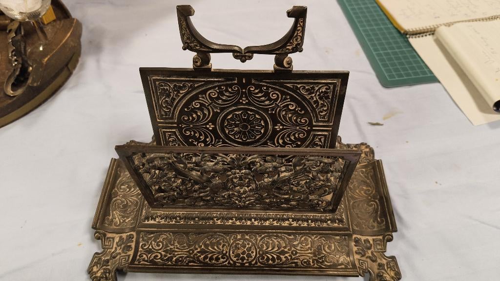 Messing brievenhouder met opengewerkt decor, Antiek en Kunst, Ophalen of Verzenden