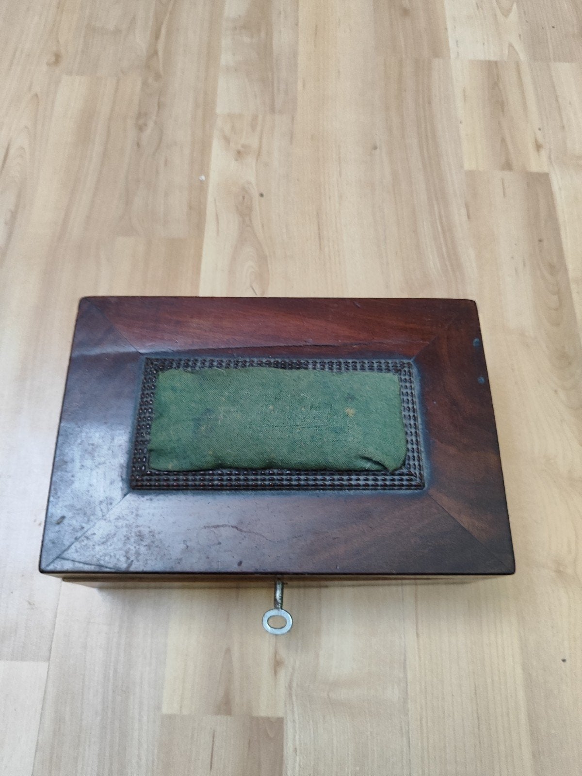 Antieke houten naaidoos, met speldenkussen in deksel, Ophalen of Verzenden