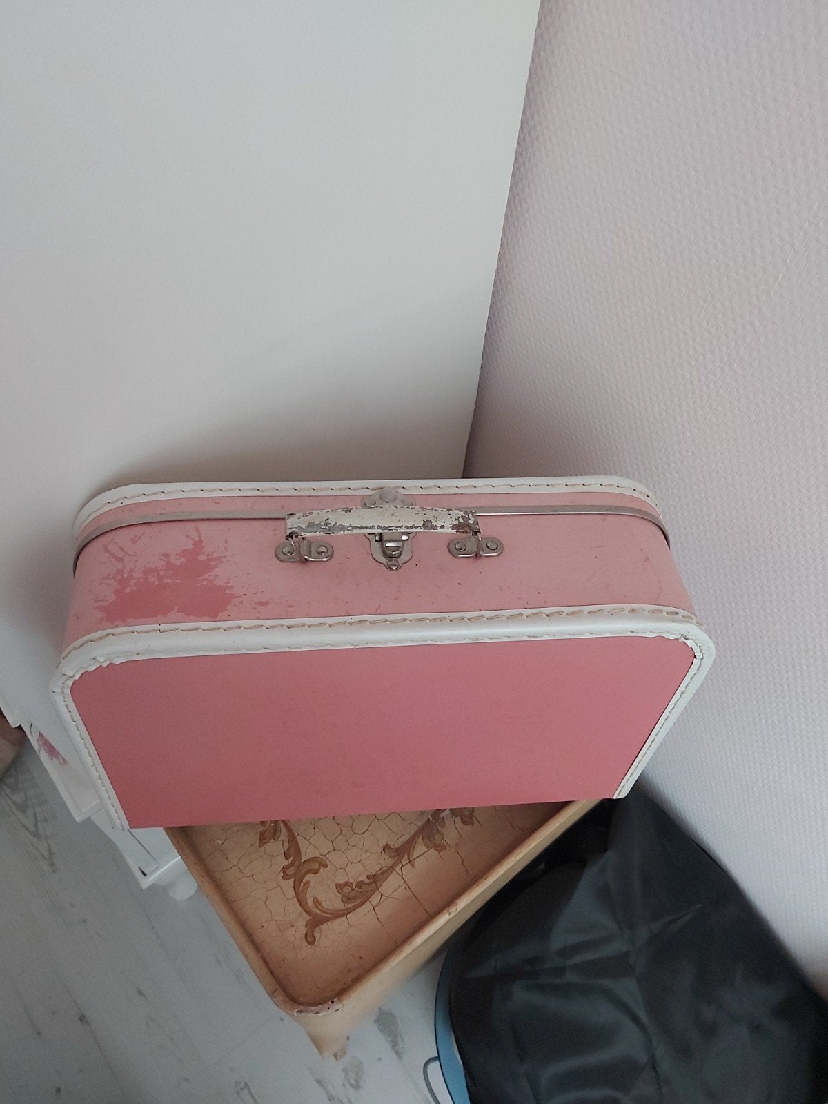 Oud brocante roze kinderkoffertje koffer met witte bies. 35,, Ophalen of Verzenden