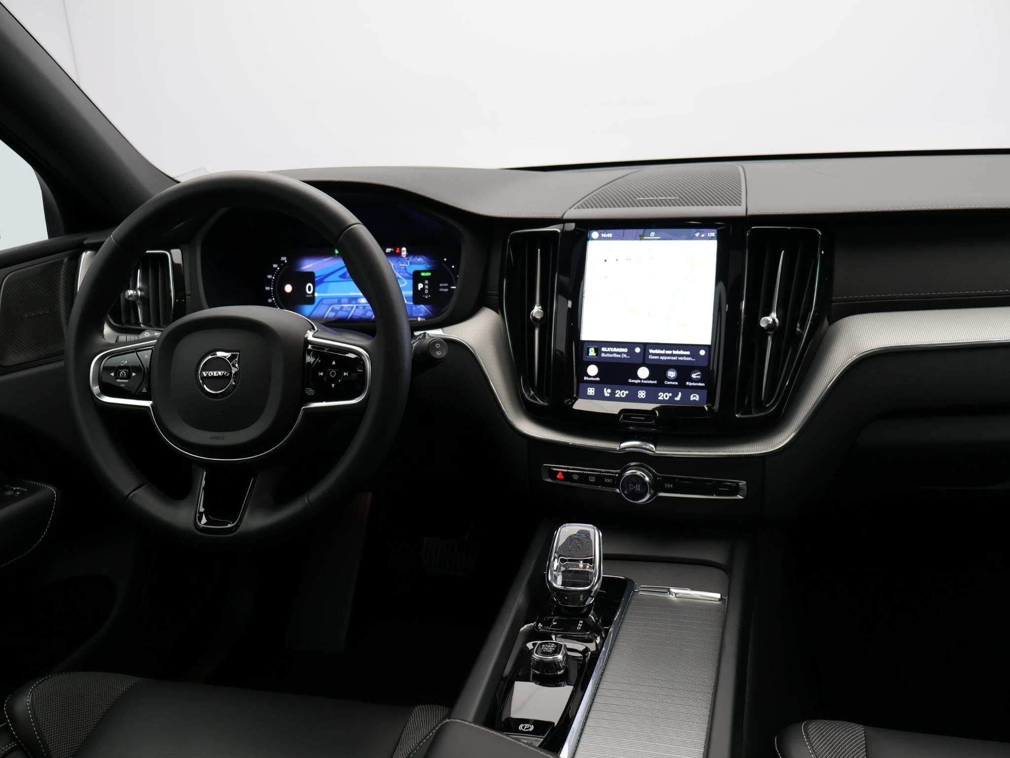 Volvo XC60 T6 350PK Plug-in hybrid AWD Ultimate Dark / Trekh, Auto's, Stof, Gebruikt, 4 cilinders, 138 €/maand