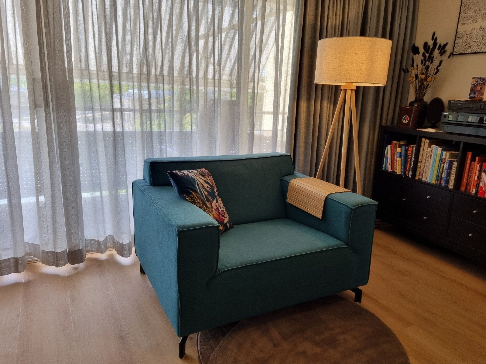 Comfortabele fauteuil (love seat) in petrolblauw, Huis en Inrichting, Fauteuils, Ophalen, 100 tot 125 cm, Zo goed als nieuw, 75 tot 100 cm