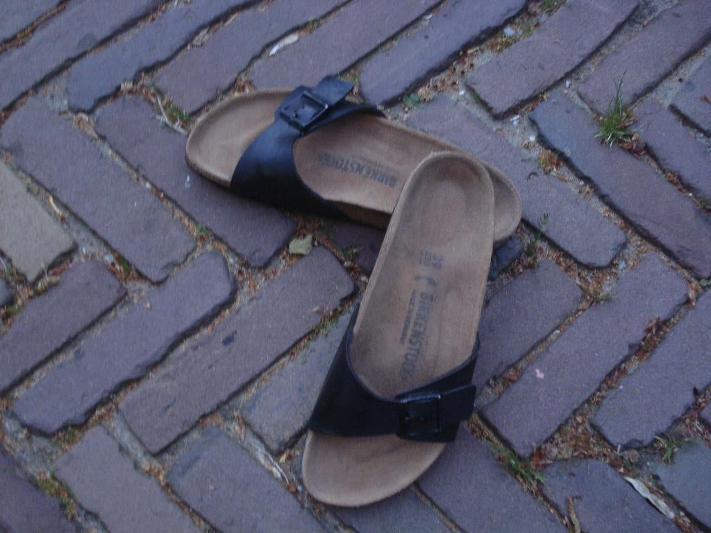 BIRKENSTOCK MADRID ZWART 39 NU GRATIS VERZENDING PER POST, Kleding | Dames, Schoenen, Slippers, Verzenden, Zwart, Zo goed als nieuw