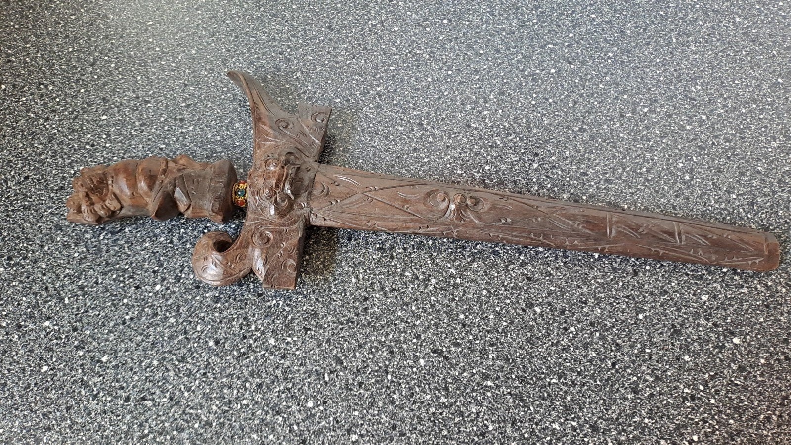 Antieke Indonesische Kris met gedetailleerd houtsnijwerk, Hout, Gesneden, Ophalen of Verzenden, Indonesië
