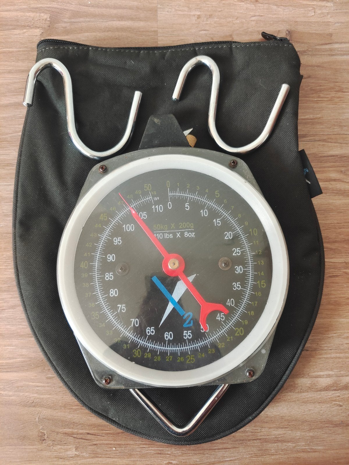 X2 Weegschaal tot 50 kg. Met haken en foudraal, Ophalen of Verzenden, Koffer of Tas