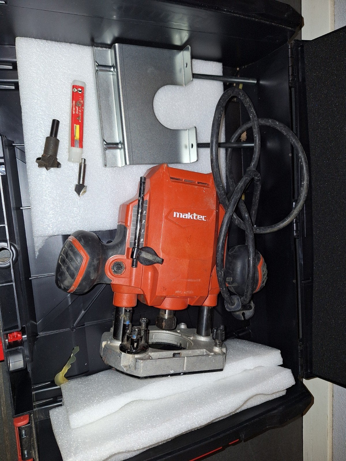 Bovenfrees Maktec / Makita 900 Watt met geleider+ freesjes., Gebruikt, Ophalen of Verzenden, Maktec, Bovenfrees