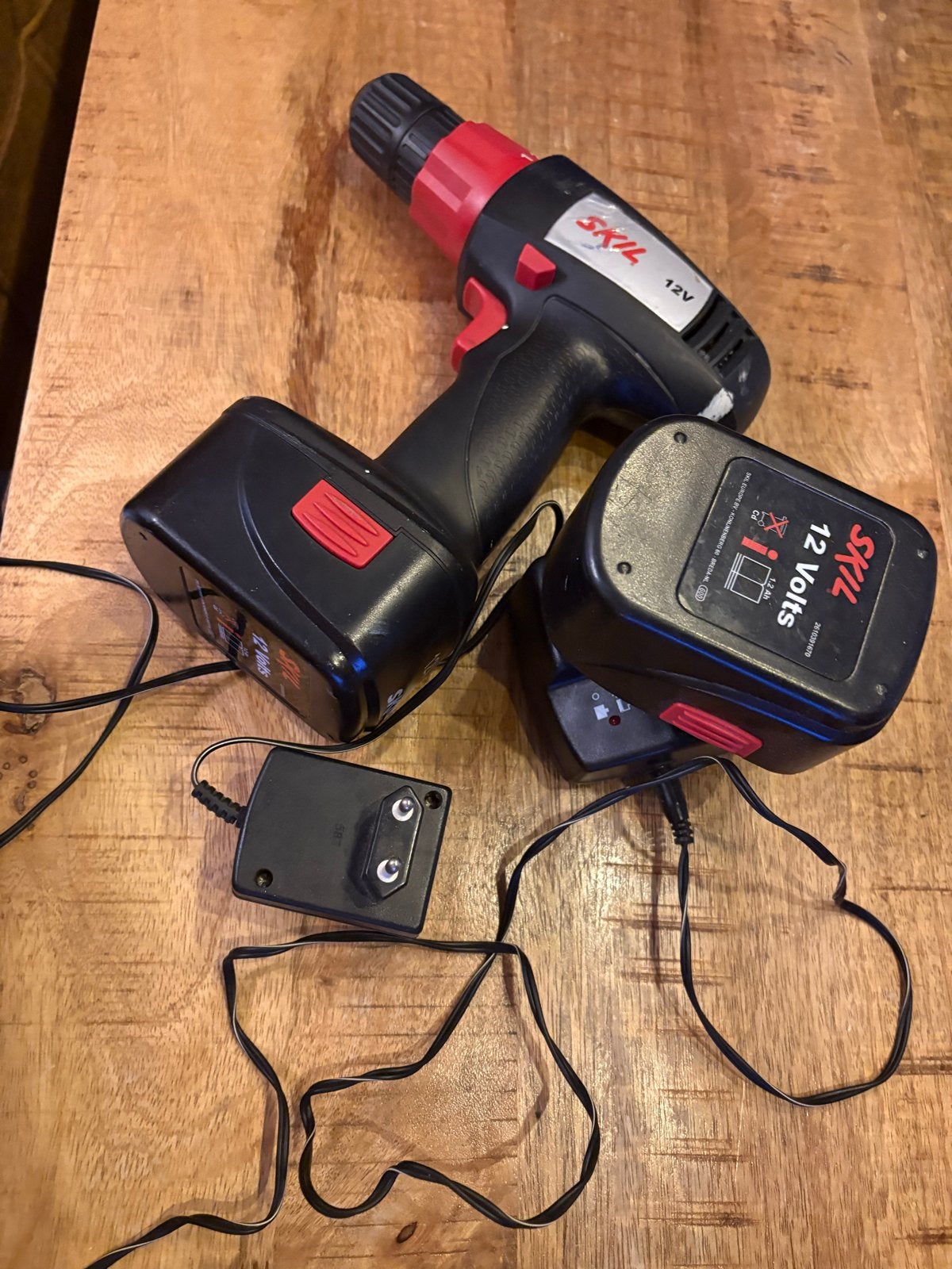 Skil Boormachine 12V met lader en 2 accu's, Ophalen of Verzenden, Gebruikt, Minder dan 400 watt, Boormachine
