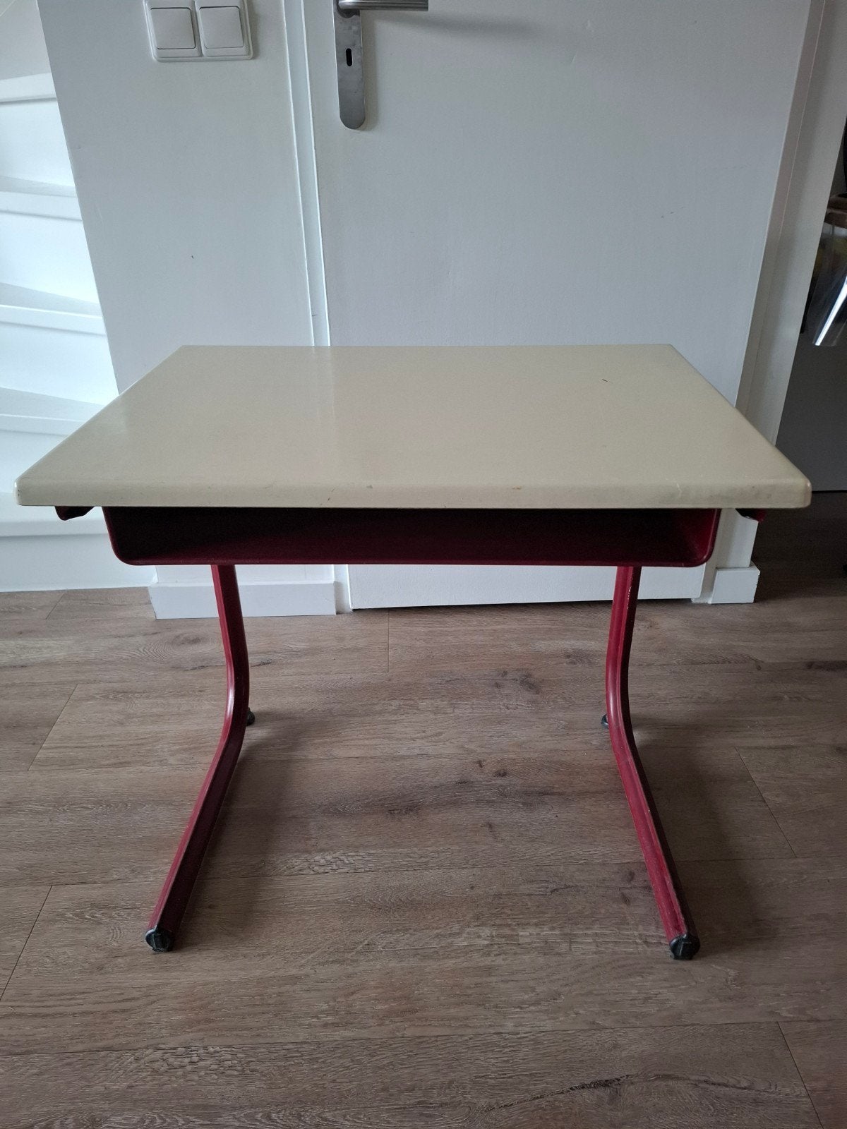 Vintage schoolbankje / lessenaar - Rood en Crème, Ophalen