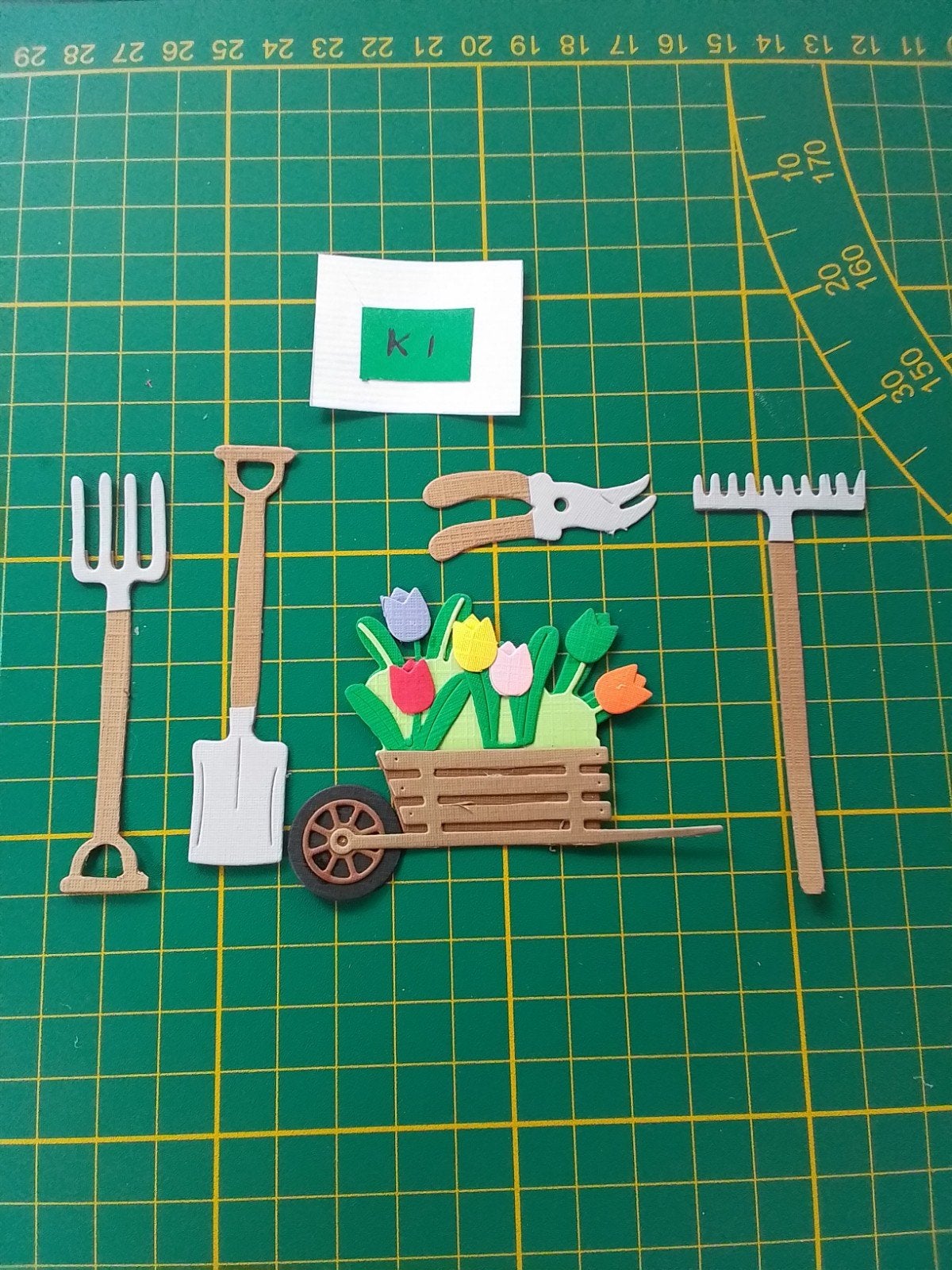 K1 Stansjes kruiwagen met tulpen en tuingereedschap, Ophalen of Verzenden, Nieuw, Overige thema's, Overige typen