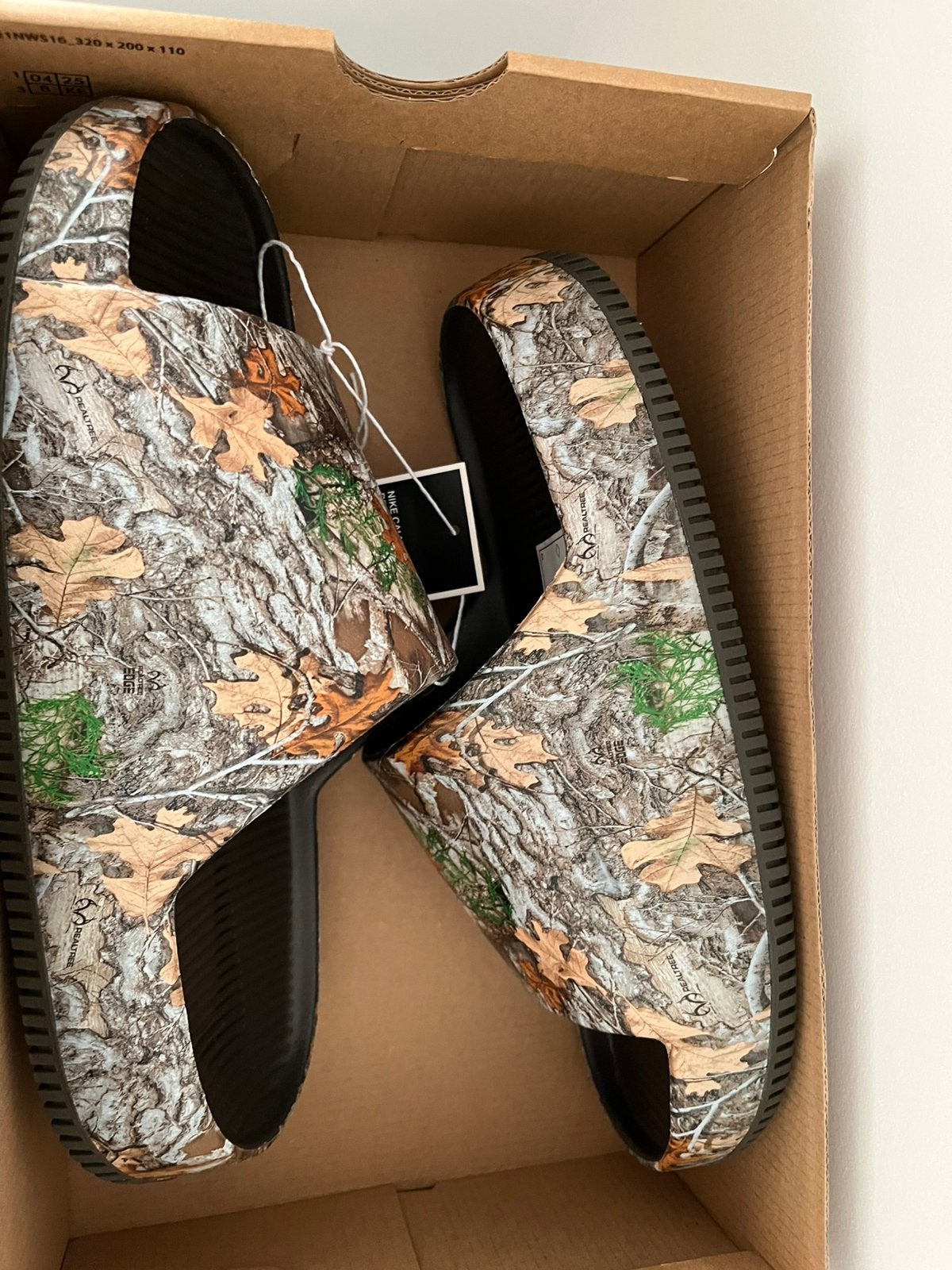 Nike calm slide real tree, Kleding | Heren, Schoenen, Ophalen of Verzenden, Nieuw